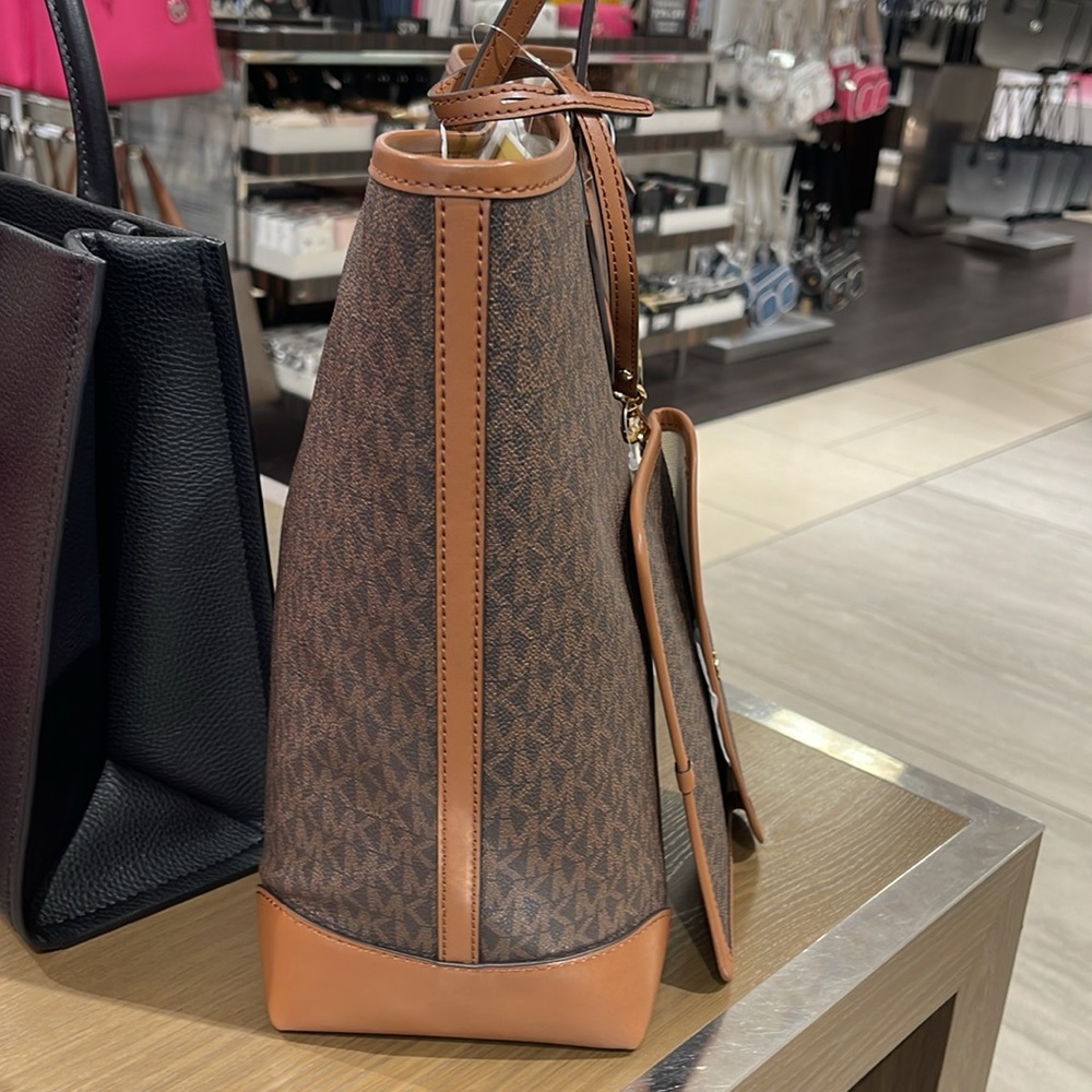 Michael Kors Eva Large Signature Logo Stripe Tote Bag
Brown 
NWT - Picture 4 of 16